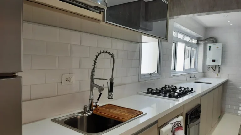 Imagem Apartamento 90 M², 3Q, 1 Suíte, 2 Banheiros, 1 Vaga, Semi-mobiliado, Luminárias, Led, Cozinha com ilha.