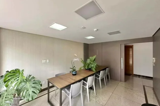 Imagem Localizado no charmoso bairro da Savassi, este espaçoso apartamento de 90 metros quadrados oferece ...