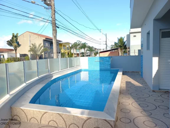 Imagem Casa nova com 4 suítes, piscina e fino acabamento à venda em condomínio de luxo em Peruíbe.
