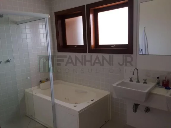 Imagem Venha se encantar com esta deslumbrante casa localizada no exclusivo Condomínio Yacamim, em Ilhabela, que oferece uma vista espetacular para o mar. E