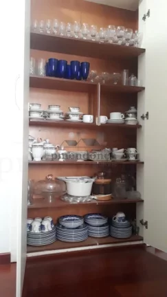 Imagem Apartamento bem espaçoso e repleto de armários. Living para 2 ambientes, lavabo, 3 dormitórios se...