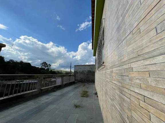 Imagem Casa Ampla e Segura com Grande Área Externa e Horta – 3 Quartos e Vagas para 4 Carros!