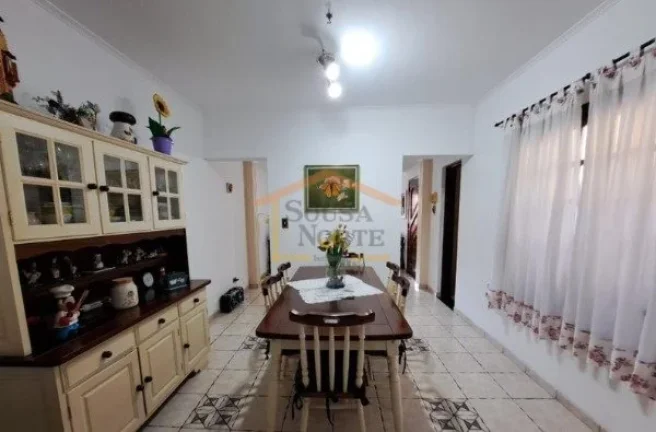 Imagem Sobrado com 210 m² de área útil, bem arejada e com excelente iluminação natural. Possui 3 dormi...