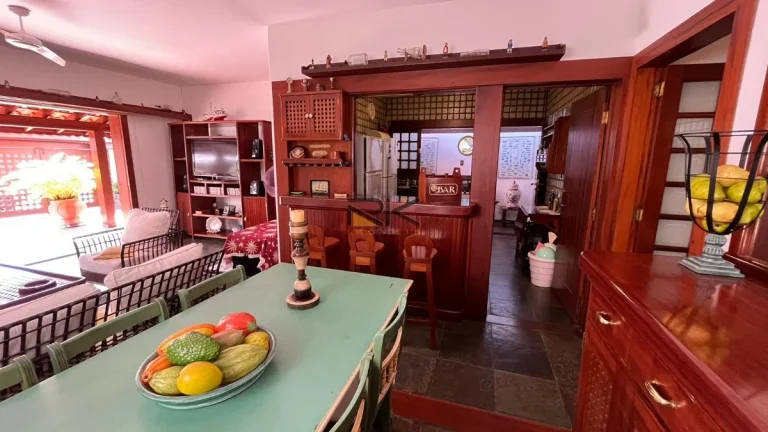 Imagem Casa com ampla sala 2 ambientes,3 dormitórios sendo uma suíte,edícula com mais 2 dormitórios e 1 banheiro,2 vagas de garagem