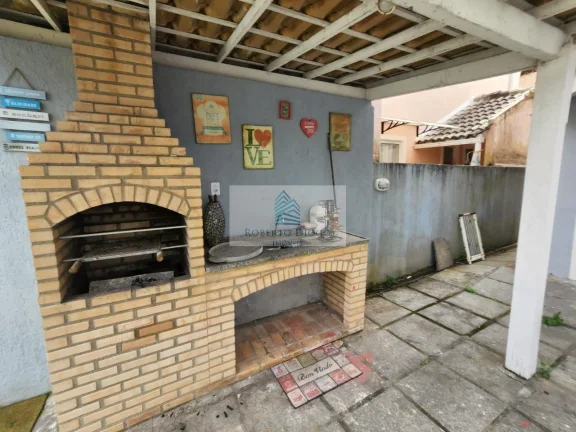 Imagem Casa em Condomínio à Venda em Vargem Pequena, Rio de Janeiro-RJ: 2 Quartos, 1 Sala, 1 Banheiro, 4 Vagas - 140,00m². Venha Conferir!