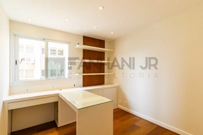 Imagem Venha se surpreender com essa incrível residência de luxo! Com 3 suítes espaçosas, sendo a suíte do casal com 2 banheiros, você terá todo o conforto