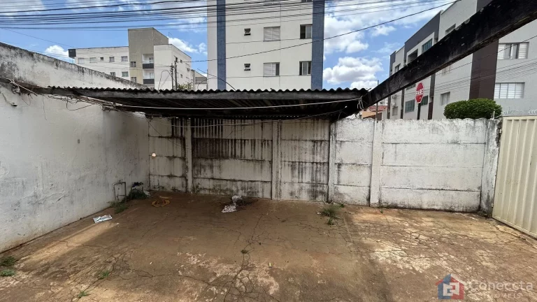 Imagem Terreno de esquina com casa antiga à venda no Bairro São Francisco — Excelente localização em Patos de Minas