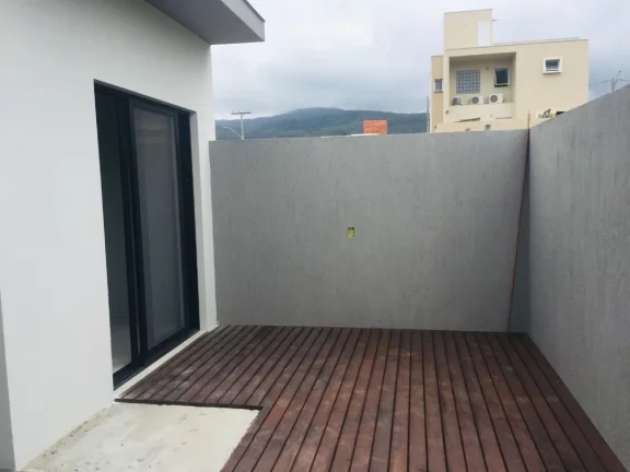 Imagem Casa de alto padrão em Ambrósio: luxo, conforto e deck com churrasqueira em Garopaba-SC!