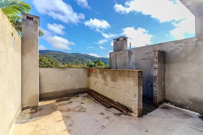 Imagem Sobrado novo com 2 suítes e 1 vaga de garagem, Sertão do Trombudo em Itapema/SC