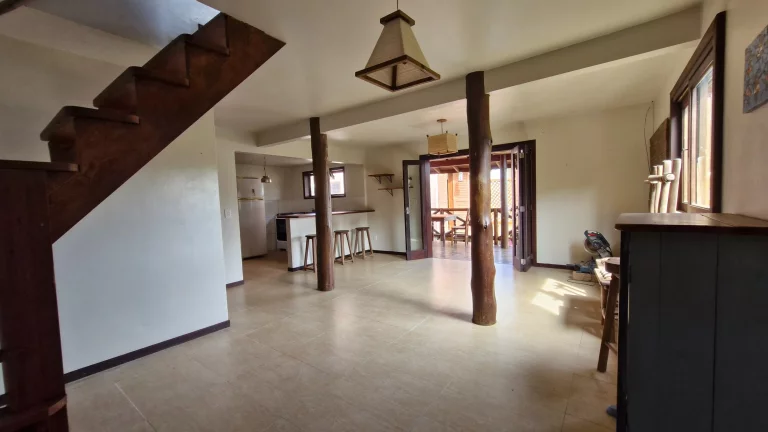 Imagem Duas casas à venda na Praia da Ferrugem, Garopaba. Vista para a lagoa, 260m² de terreno, documentação ok e ótima localização.