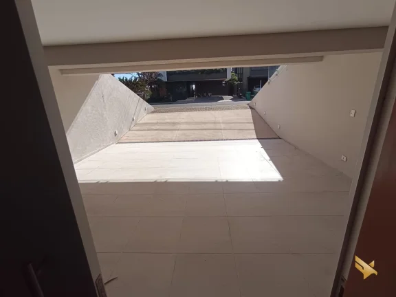 Imagem Sobrado com garagem subterranea e suite com dois closets e banheira