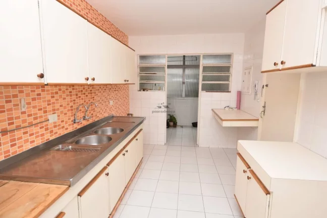 Imagem Apartamento bem distribuído com living para 02 ambientes, janelas grandes proporcionando boa ilumin...