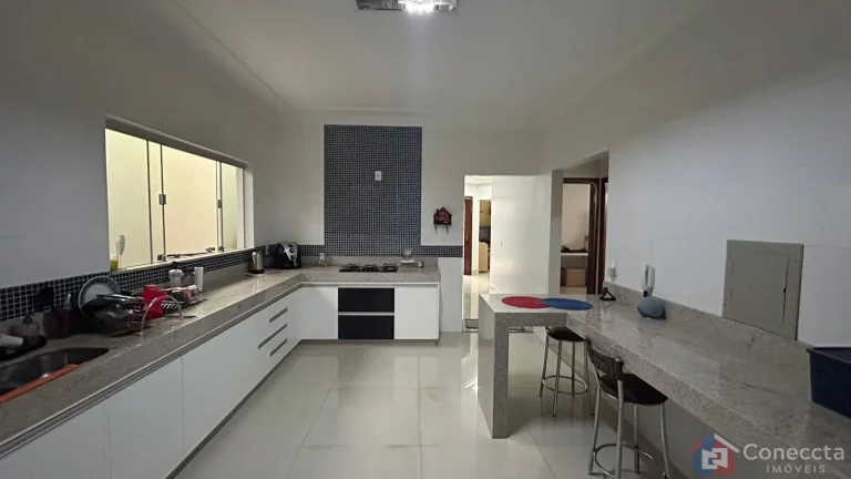Imagem Casa de Alto Padrão à Venda no Jardim Califórnia – 3 Quartos, Suíte e Espaço Gourmet – Patos de Minas