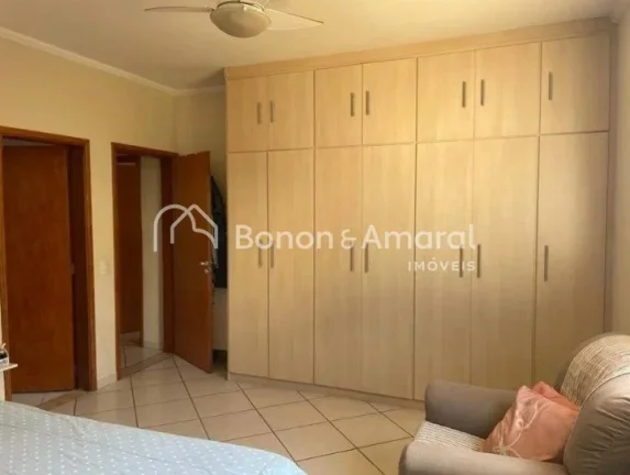 Imagem .Casa conta com sala de estar; sala de jantar com cozinha integrada; despensa; área de serviço; um...