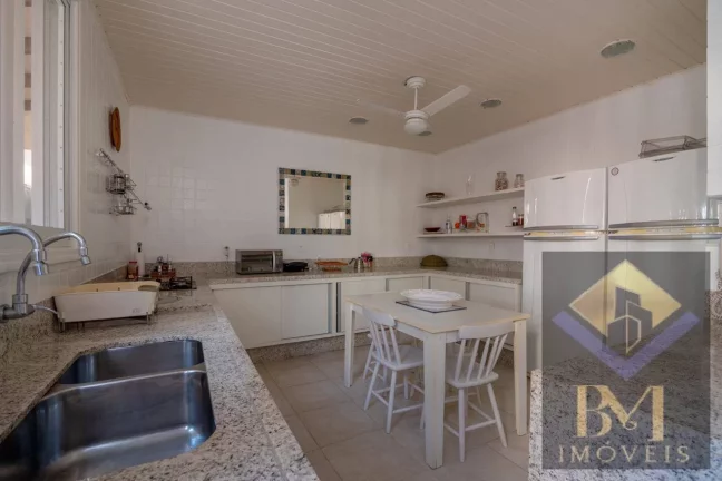 Imagem Belissima casa a venda no Litoral Norte, pé na areia, ideal para pousada.