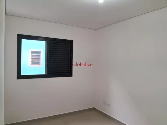 Imagem Casa sobreposta alta em Santos no bairro da Aparecida com varanda de frente na sala, 2 suítes e uma vaga de garagem a venda por R$ 830.000,00