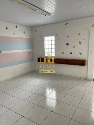Imagem Sobrado com 363 m2, 03 suites, varias vagas de garagem, piscina.