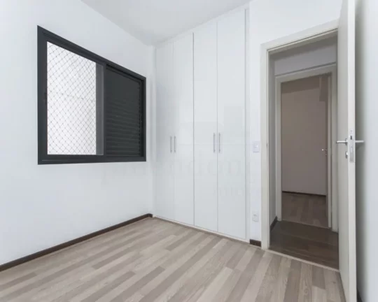Imagem Apartamento com living para 02 ambientes, piso de tacos, 03 dormitórios, armários embutidos, banhe...