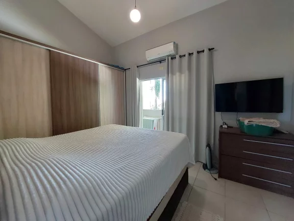 Imagem Casa geminada com 3 dormitórios sendo 1 suíte no bairro Pirabeiraba em Joinville