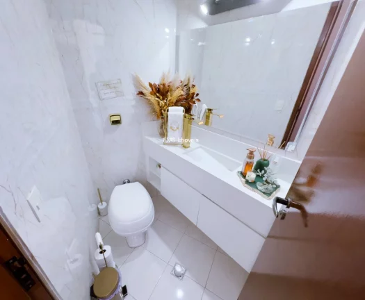 Imagem Imóvel de luxo em Cotia-SP: Casa à venda ou locação com 7 quartos, 5 suítes, 3 salas e 2.500 m² de área em Chácaras dos Lagos.