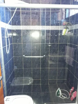 Imagem A casa tem uma garagem para dois carros, sendo um portão automático e o outro comum. Tem sala, coz...
