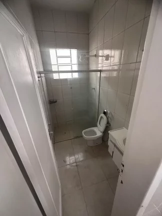 Imagem Casa linear no primeiro pavimento composta de 3 quartos sendo uma suíte reformada piso em porcelanato em excelente localização no centro de Alegre ES.