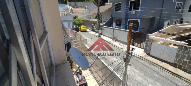 Imagem Apartamento tipo sobrado com generosos 110m² em rua fechada.