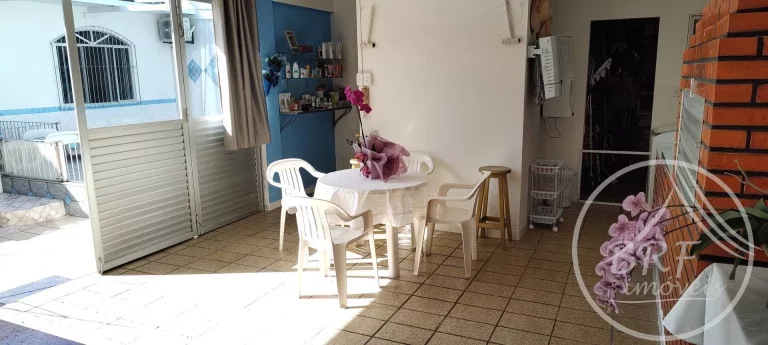 Imagem Vendo Casa Plana em Barreiros São José SC três dormitórios suíte, piscina.