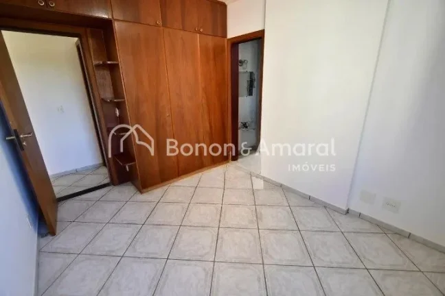 Imagem Aconchegante e espaçoso, este imóvel conta com 3 quartos, incluindo 1 suíte, e 3 banheiros no tot...