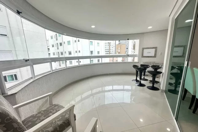 Imagem Apartamento com 3 dormitórios sendo 1 suíte e 2 vagas de garagem em Balneário Camboriú/SC