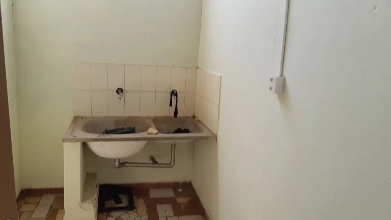 Imagem CASA NO BAIRRO JARDIM BRASILANDIA COM EDICULA NO FUNDO.