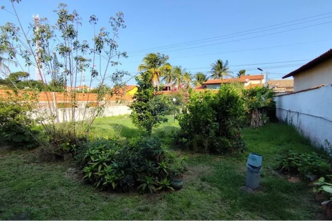 Imagem Casa com três quartos, Perto da Praia e da Praça da 70, Itaipuaçu Terreno completo
