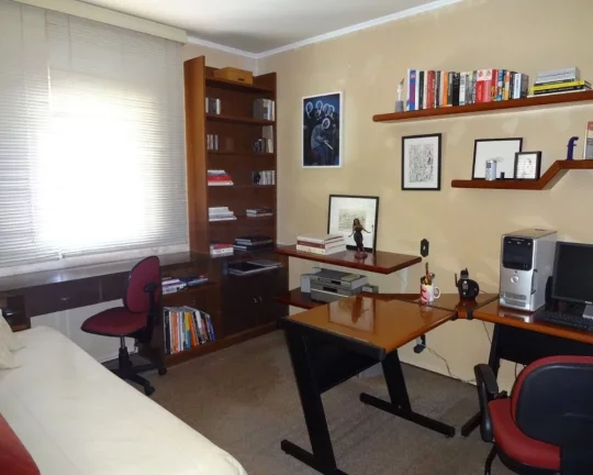 Imagem Apartamento bem distribuÃ­do com piso de madeira e armÃ¡rios, living para 03 ambientes, lavabo, ...