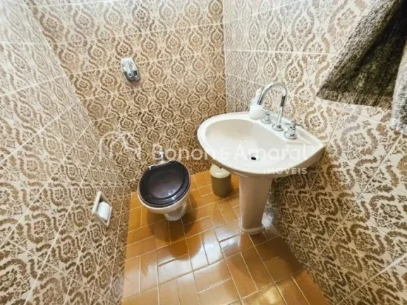 Imagem Casa bem localizada, em avenida consolidada, rodeada por clínicas, comércio, escritórios e estaci...