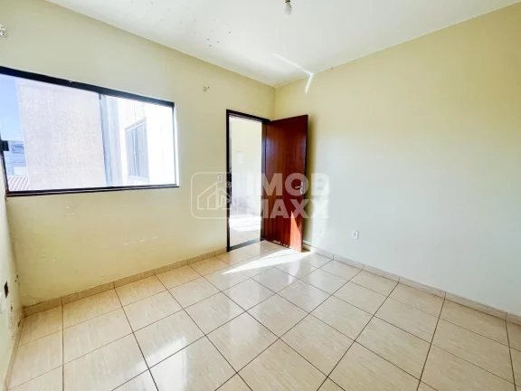 Imagem Descubra o conforto e a praticidade de viver em uma casa espaçosa à venda em Samambaia Sul, com 279m² de área útil. Este imóvel conta com 3 dormitórios, sendo 1 suíte, além de 3 banheiros, proporci