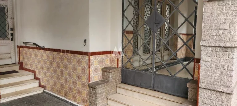 Imagem Casa com ótima localização na Avenida Afonso Pena com 03 Quartos + edícula á venda em Santos