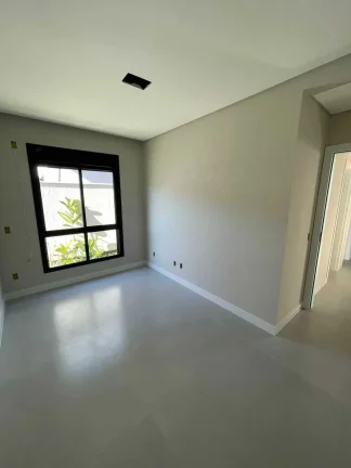Imagem Casa alto padrão com 3 dormitórios sendo 1 suíte master e 2 vagas de garagem em Palhoça/SC