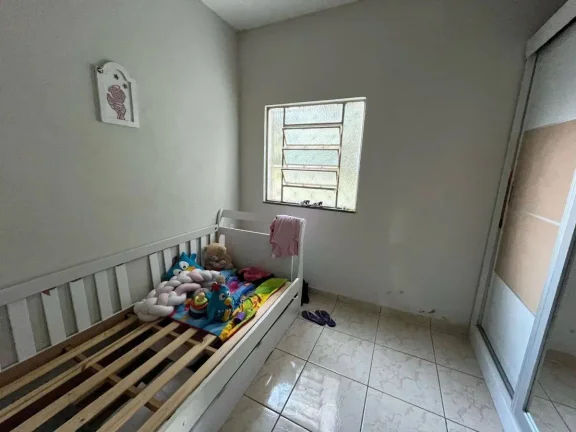 Imagem Casa Ampla e Segura com Grande Área Externa e Horta – 3 Quartos e Vagas para 4 Carros!