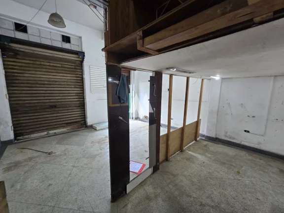 Imagem Sua Loja no Coração de Santos – Fachada Ampla, Banheiro e Mezanino