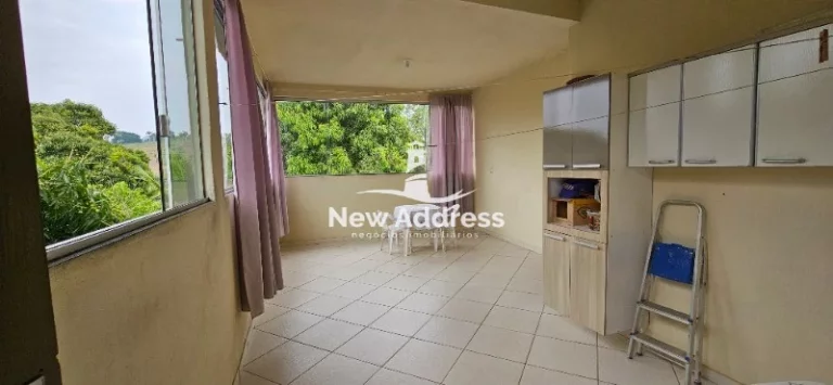 Imagem Viva em uma chácara a apenas 5 minutos do centro de Cariacica! Esta propriedade oferece uma casa espaçosa de 180 m² com terraço.