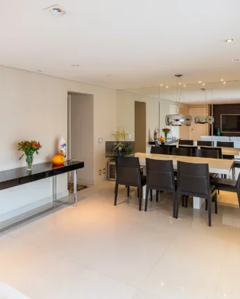 Imagem APARTAMENTO 133,00 M ÁREA ÚTIL 3 QUARTOS SENDO 1 SUÍTE SALA 3 AMBIENTES LAVABO PORCELANATO VARANDA GOURMET VISTA 2 VAGAS GARAGEM DEPÓSITO MERCADINHO