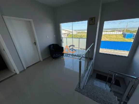 Imagem Sobrado de 4 dormitórios, sendo 1 suíte a 50m do mar no bairro Meia Praia, em Navegantes - Adriano Carpes Imóveis vende