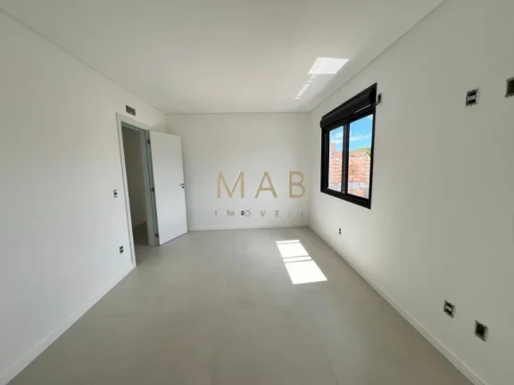 Imagem Imperdível casa à venda em Florianópolis-SC, no bairro Ingleses do Rio Vermelho, com 3 quartos, 3 suítes e 150m² de área.