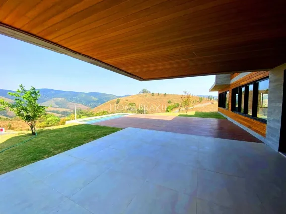 Imagem Casa de Alto Padrão à Venda no Condomínio Iporanga em Campos do Jordão | Vista Panorâmica e Heliponto