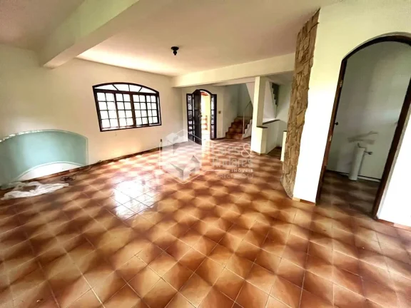 Imagem CASA À VENDA COM TERRENO DE 1500 M², POÇO ARTESIANO, 4 DORMS (2 SUITES), 3 SALAS, SENDO 1 COM LAREIRA, COZINHA COM ARMÁRIOS E DISPENSA, MAIRIPORÃ, SP.