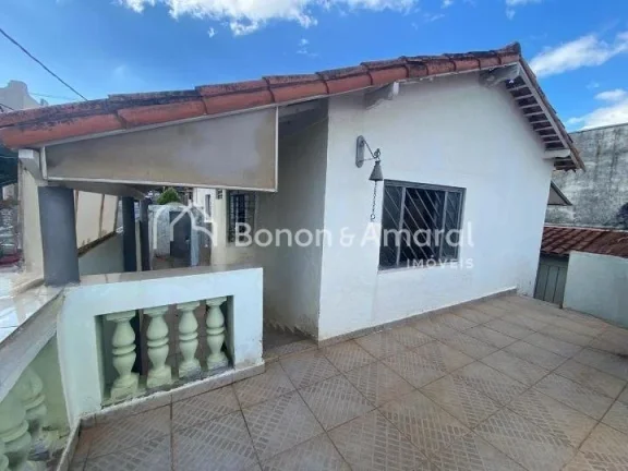 Imagem Imóvel versátil, com construção sólida, ideal para residência ou comércio. 
A casa possui uma...