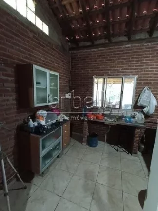 Imagem Sitio com duas casas, a primeira casa de tijolinho tem janelas de alumínio, churrasqueira, varanda ...