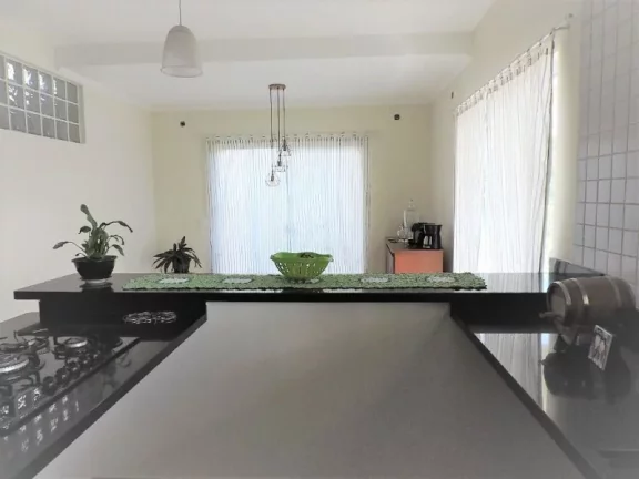 Imagem CASA COM 3 SUÍTES EM LOTE DE 1.600M, COM VISTA PERMANENTE.. PACOTE DE LOCAÇÃO + R$ 7.000,00
