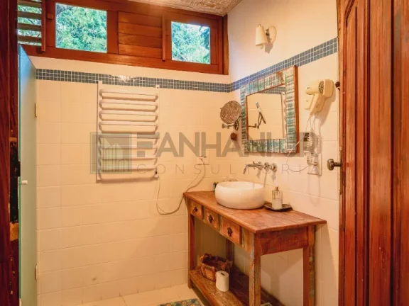 Imagem Linda costeira localizada na Região Norte da Ilha!!!! Piso superior: 3 suítes com varanda, sendo a suíte Master com banheira de hidromassagem e espa