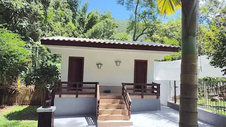 Imagem Casa 5 suítes e 3 vagas de garagem a 150m da beira-mar da Praia de Taquaras em Balneário Camboriú/SC